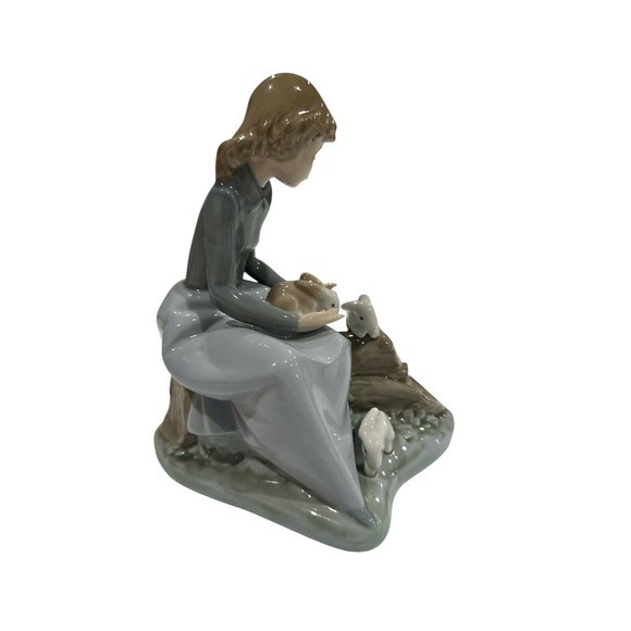 NAO LLADRO‎  Girl Sitting with Bunny Rabbits 6.5" Tall MINT - Picture 4 of 4